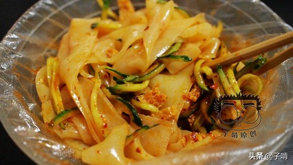 路邊攤5元的涼皮都是整張切,家里的大碗都能裝滿,這樣吃才過癮