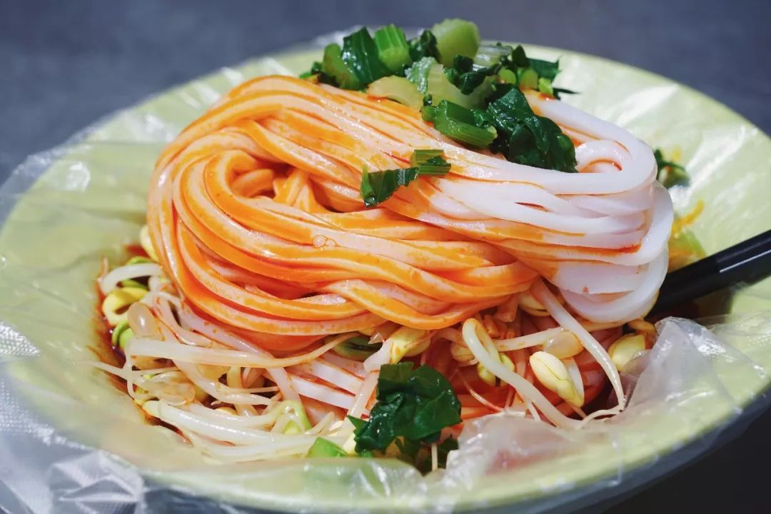 我們花了6小時(shí)掃蕩秦鎮(zhèn)18碗涼皮，吃出5碗真愛(ài)!