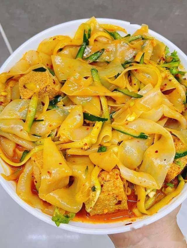 涼皮勁道有秘方，多加這一物，筋道爽滑不發(fā)硬，比小吃店的還好吃